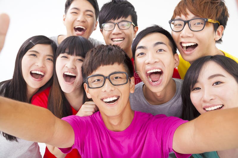 Amici sorridenti con la macchina fotografica che prende la foto di auto fotografie stock Amici sorridenti con la macchina fotografica che prende la foto di auto fotografie stock