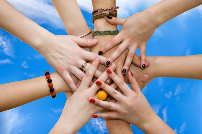 Le mani collegate che simbolizzano lavoro di squadra ed amicizia.