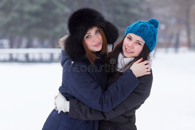 Amie de l'adolescence à l'extérieur en hiver photo stock Amie de l'adolescence à l'extérieur en hiver photo stock