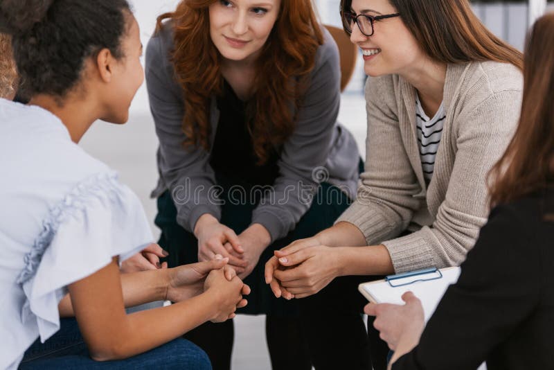 Amie De Soutien De Femme Rousse Au Cours De La R?union De Groupe De