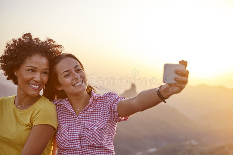 Download Amie Prenant Un Sourire De Selfie Photo stock - Image du activité, mâle: 76080218