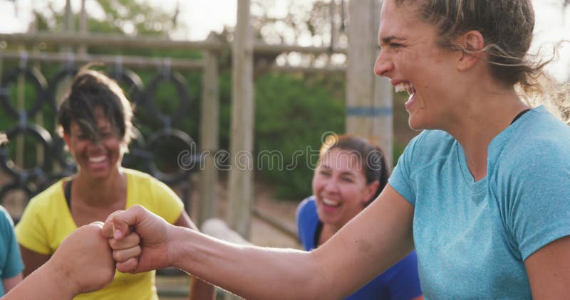 Amies appréciant l'exercice au camp d'amorçage ensemble clips vidéos