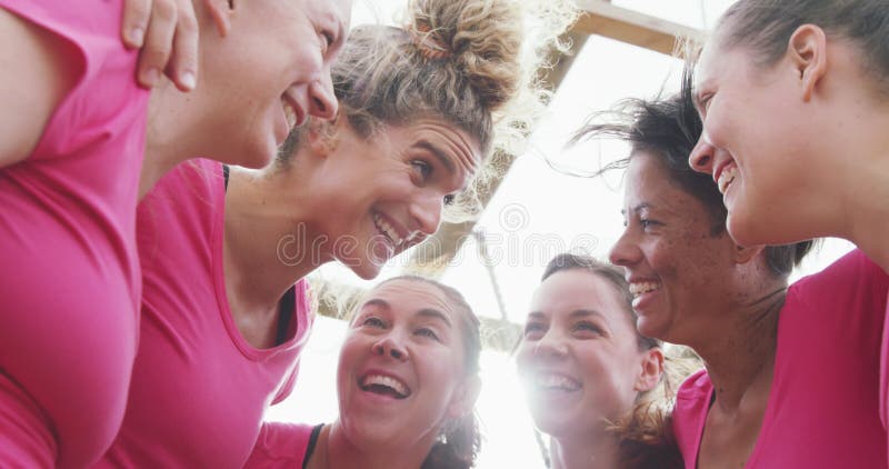 Amies appréciant l'exercice au camp d'amorçage ensemble clips vidéos