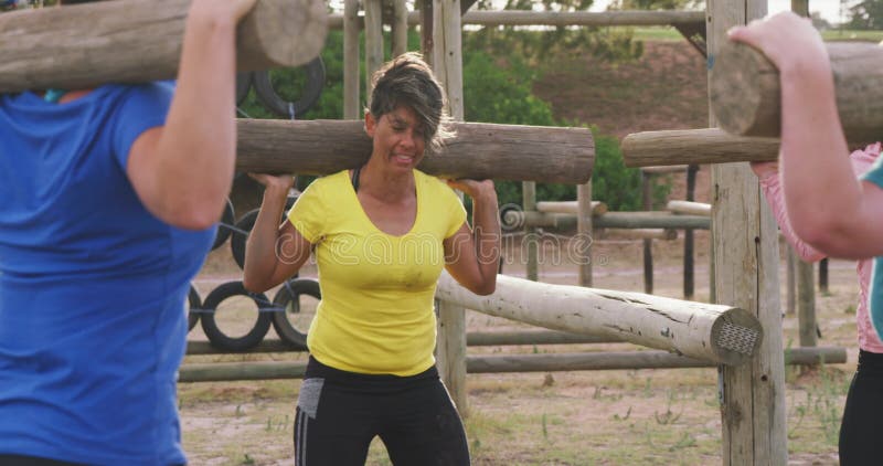 Amies appréciant l'exercice au camp d'amorçage ensemble clips vidéos