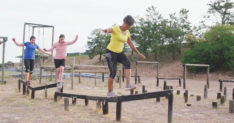 Amies appréciant l'exercice au camp d'amorçage ensemble clips vidéos