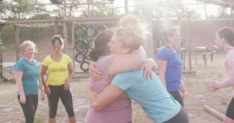 Amies appréciant l'exercice au camp d'amorçage ensemble clips vidéos