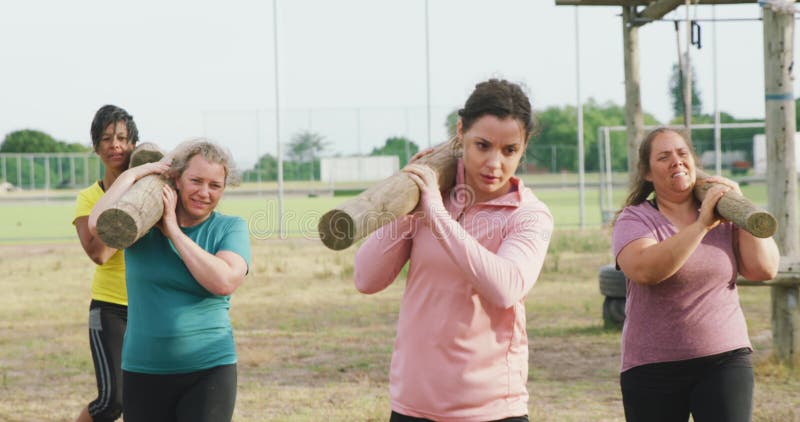 Amies appréciant l'exercice au camp d'amorçage ensemble clips vidéos