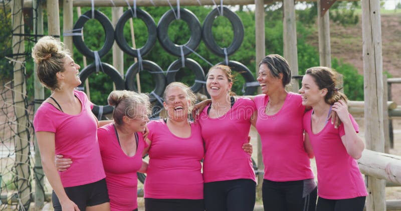 Amies appréciant l'exercice au camp d'amorçage ensemble banque de vidéos