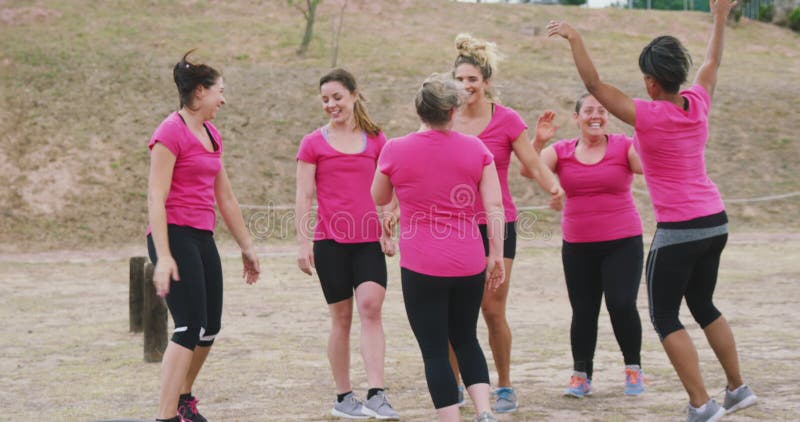 Amies appréciant l'exercice au camp d'amorçage ensemble banque de vidéos