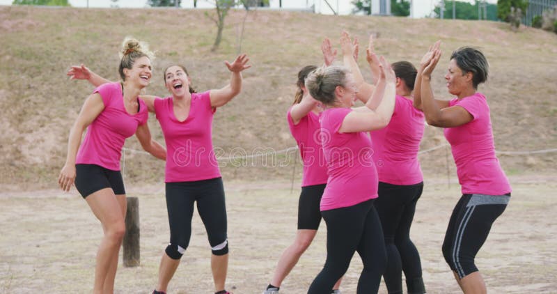Amies appréciant l'exercice au camp d'amorçage ensemble banque de vidéos
