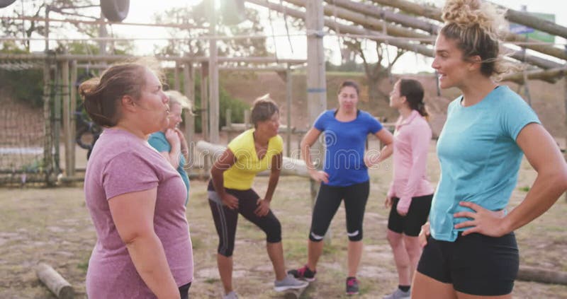 Amies appréciant l'exercice au camp d'amorçage ensemble clips vidéos
