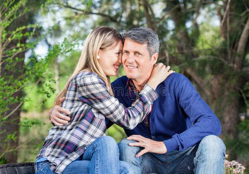 Equipe O Beijo De Sua Amiga Doente Na Testa Apoio Durante Imagem de Stock -  Imagem de relacionamento, marido: 122121433