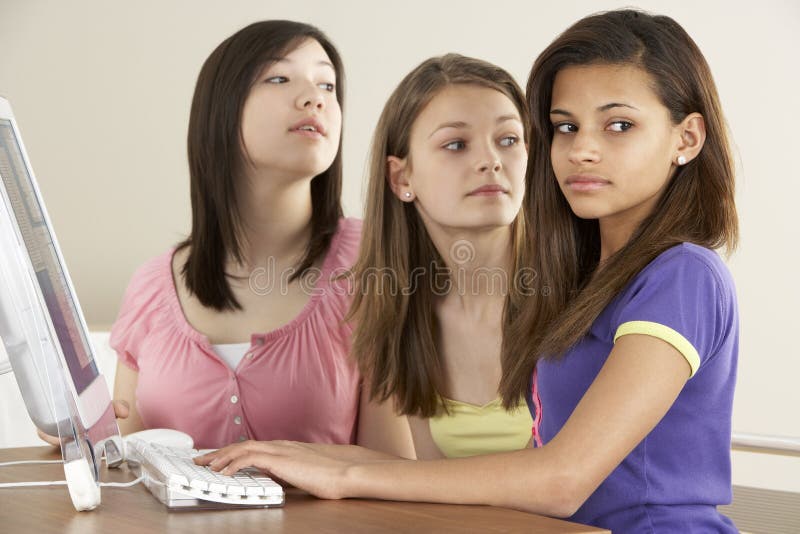 Amigas adolescentes no computador em casa