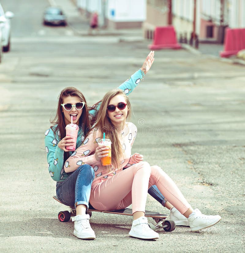 Amigas do moderno que tomam um selfie na cidade urbana imagens de stock royalty free Amigas do moderno que tomam um selfie na cidade urbana imagens de stock royalty free