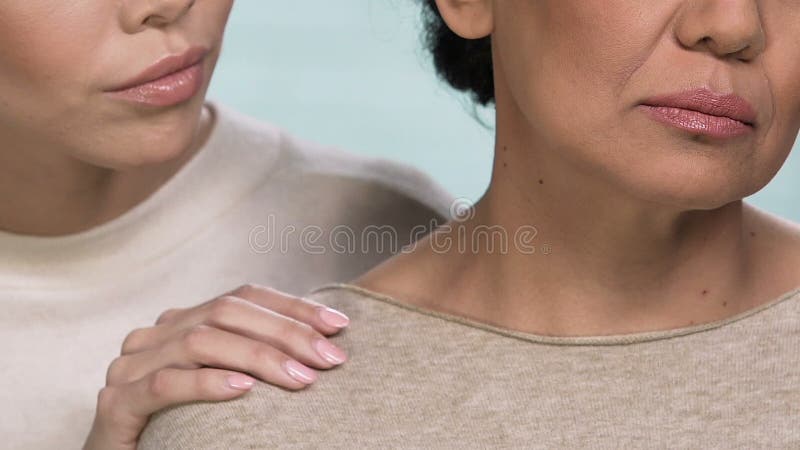 Amigo maduro cercano favorable femenino en la situación difícil del divorcio, depresión metrajes