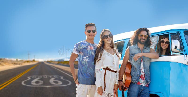 Amigos da hippie no carro da carrinha sobre nós rota 66 fotografia de stock royalty free Amigos da hippie no carro da carrinha sobre nós rota 66 fotografia de stock royalty free