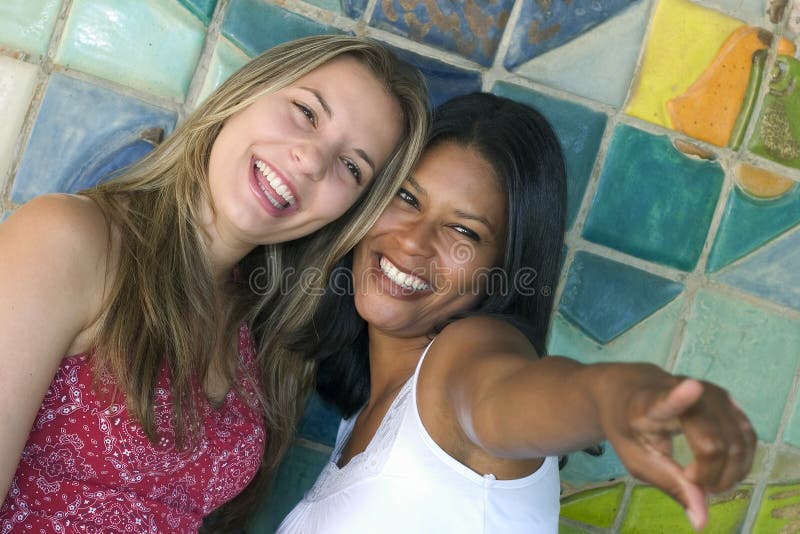 Amigos de sorriso das mulheres fotografia de stock royalty free Amigos de sorriso das mulheres fotografia de stock royalty free