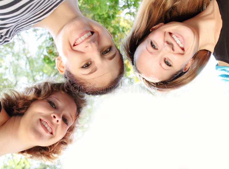Amigos de sorriso felizes novos foto de stock Amigos de sorriso felizes novos foto de stock