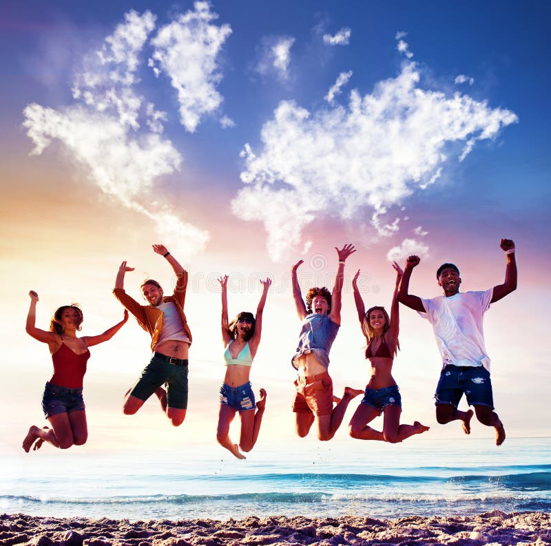 Amigos de sorriso felizes que saltam sobre um céu azul com um mapa do mundo feito das nuvens fotos de stock Amigos de sorriso felizes que saltam sobre um céu azul com um mapa do mundo feito das nuvens fotos de stock