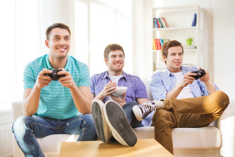 Cartões De Jogo Dos Amigos E Cerveja Bebendo Em Casa Foto de Stock - Imagem  de cerveja, jogar: 147910036