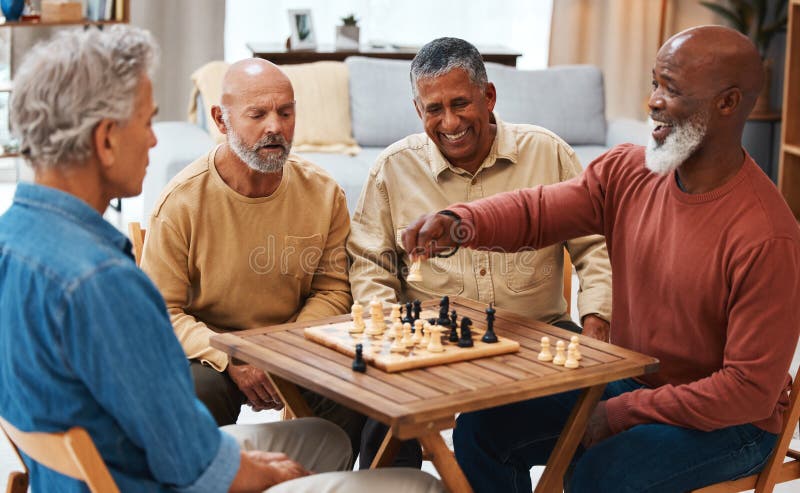 Xadrez de jogo de tabuleiro e homens jogando em uma mesa enquanto