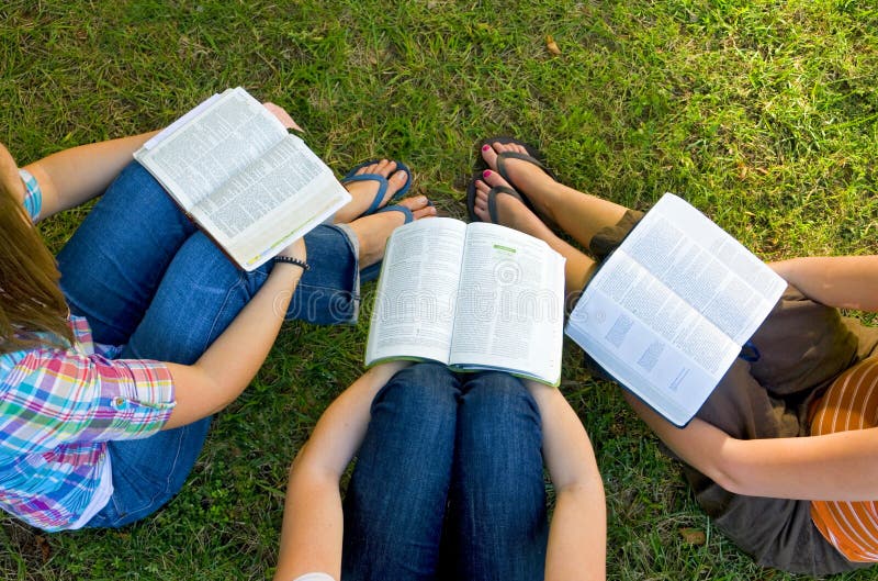 Amigos del estudio de la biblia imagen de archivo libre de regalías Amigos del estudio de la biblia imagen de archivo libre de regalías