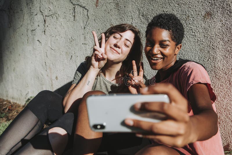 Amigos diversos que tomam um selfie imagem de stock royalty free Amigos diversos que tomam um selfie imagem de stock royalty free