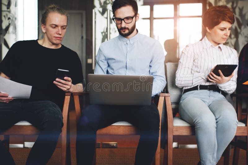 Amigos dos colegas de trabalho que trabalham junto para dispositivos modernos, smartp imagem de stock Amigos dos colegas de trabalho que trabalham junto para dispositivos modernos, smartp imagem de stock