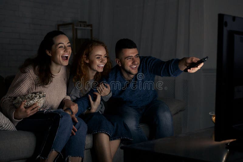 Dois Amigos Que Olham Vídeos Engraçados No Smartphone Foto de Stock -  Imagem de jogo, caucasiano: 131383992