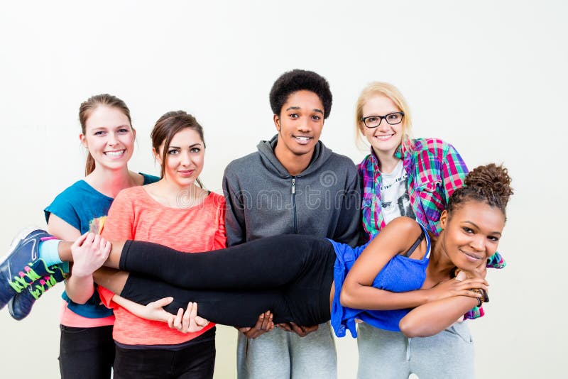 Amigos en mujer que lleva de la clase de danza en las manos foto de archivo Amigos en mujer que lleva de la clase de danza en las manos foto de archivo