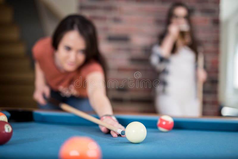 Amigos F?meas Alegres Que Jogam O Jogo Do Bilhar Da Mesa De Bilhar Em Casa  Foto de Stock - Imagem de sinuca, divertimento: 147219938