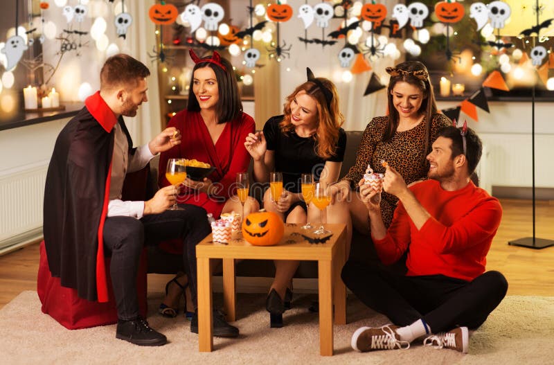 Homem Com Fantasia De Halloween De Vampiro Assustando Imagem de Stock -  Imagem de pessoa, capa: 193089041