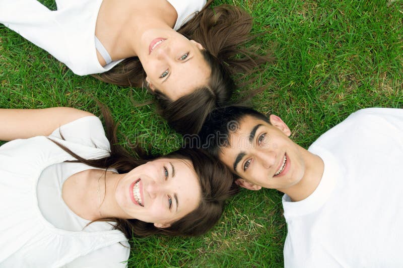 Amigos felizes novos fotografia de stock Amigos felizes novos fotografia de stock