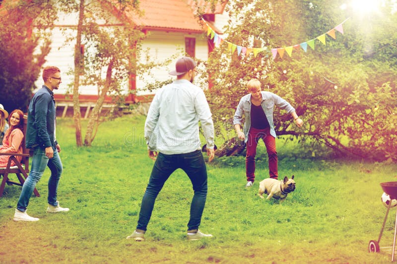 Cartões De Jogo Dos Amigos E Cerveja Bebendo Em Casa Foto de Stock - Imagem  de cerveja, jogar: 147910036