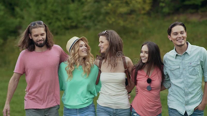 Amigos felizes que têm o divertimento fora na natureza