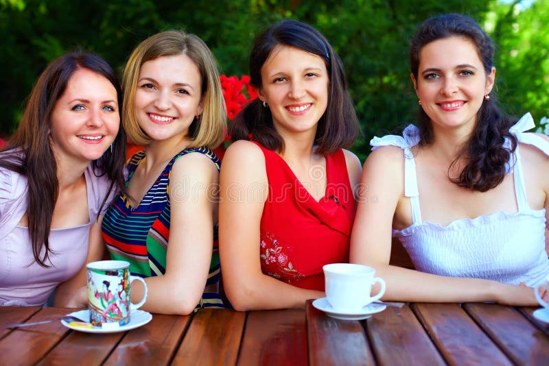 Amigos femeninos hermosos en café del verano imagen de archivo libre de regalías Amigos femeninos hermosos en café del verano imagen de archivo libre de regalías