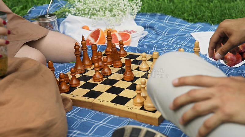 Homem idoso Grande Mestre Joga Xadrez Sozinho, Velho Jogando