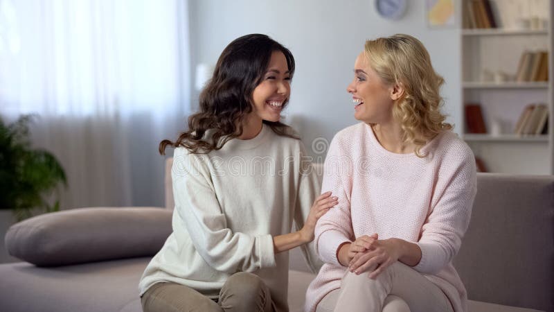 Amigos fêmeas bonitos que riem da casa, tendo o divertimento junto, relacionamento imagens de stock Amigos fêmeas bonitos que riem da casa, tendo o divertimento junto, relacionamento imagens de stock