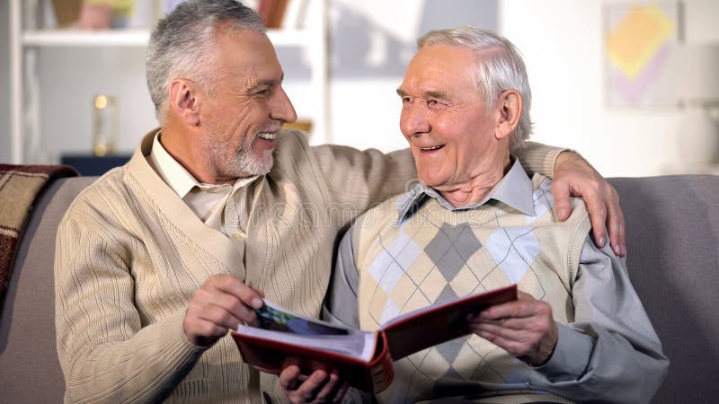 Dois Velhos Jogando Xadrez. Pessoas Aposentadas Ativas Velhos Amigos E  Tempo Livre. Pessoas Reformadas Ativas Velhos Amigos E Livr Imagem de Stock  - Imagem de pensar, junto: 212583305