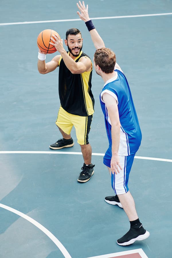 Amigos jogando basquete foto de stock. Imagem de corte - 175128336