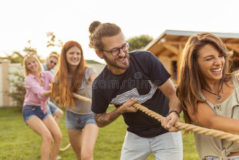 As Pessoas Jogando Futebol No Quintal Se Juntaram Em Círculo Durante O  Tempo Todo Foto de Stock - Imagem de ativo, jardim: 205153134