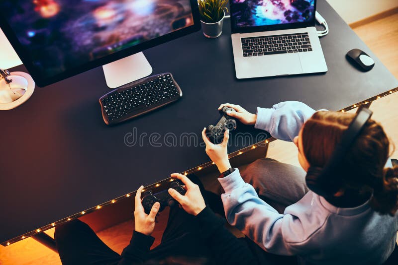 Jovem Jogador Jogar Online Com Os Amigos. Cena Escura Com PC De Jogo E  Muita Luz RGB. Foto Royalty Free, Gravuras, Imagens e Banco de fotografias.  Image 132124464