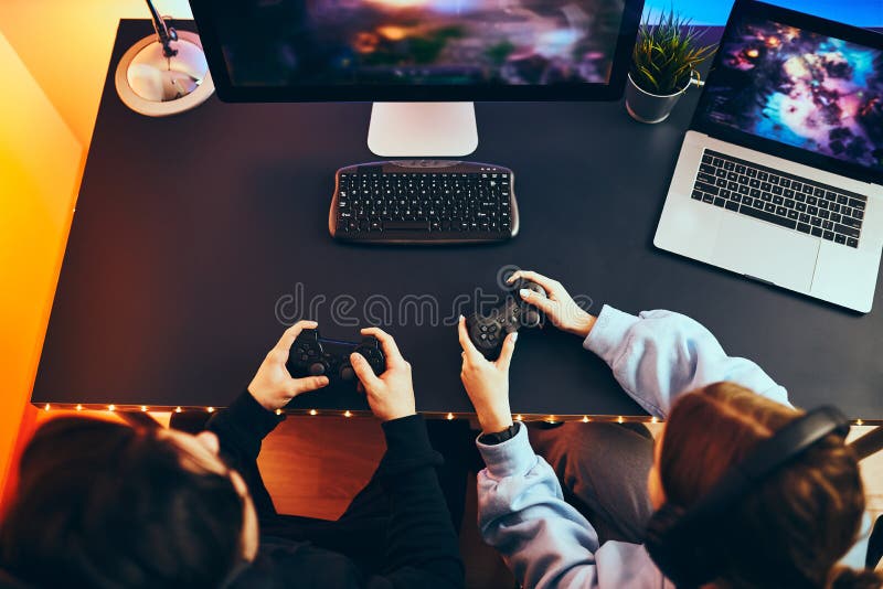 Jovem Jogador Jogar Online Com Os Amigos. Cena Escura Com PC De Jogo E  Muita Luz RGB. Foto Royalty Free, Gravuras, Imagens e Banco de fotografias.  Image 132124464