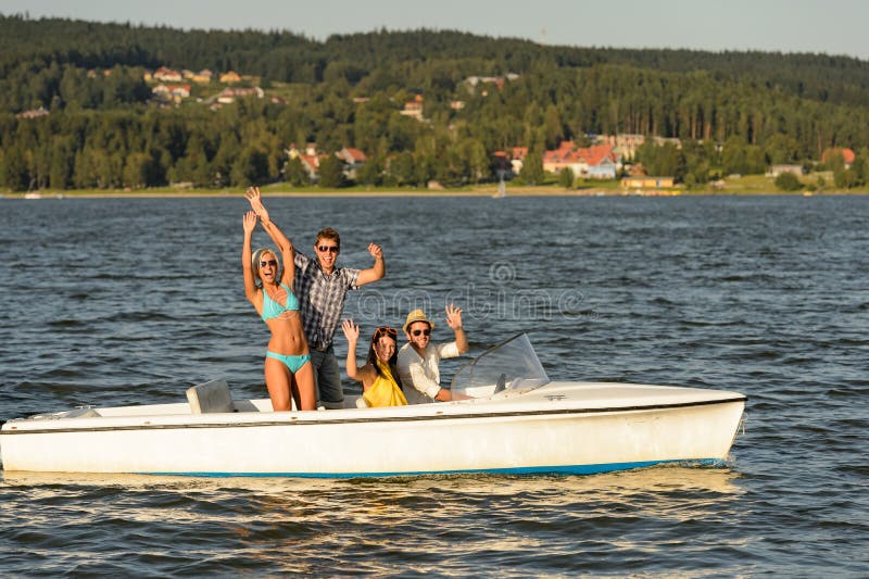 Amigos jovenes que disfrutan de verano en el barco de la velocidad imágenes de archivo libres de regalías Amigos jovenes que disfrutan de verano en el barco de la velocidad imágenes de archivo libres de regalías