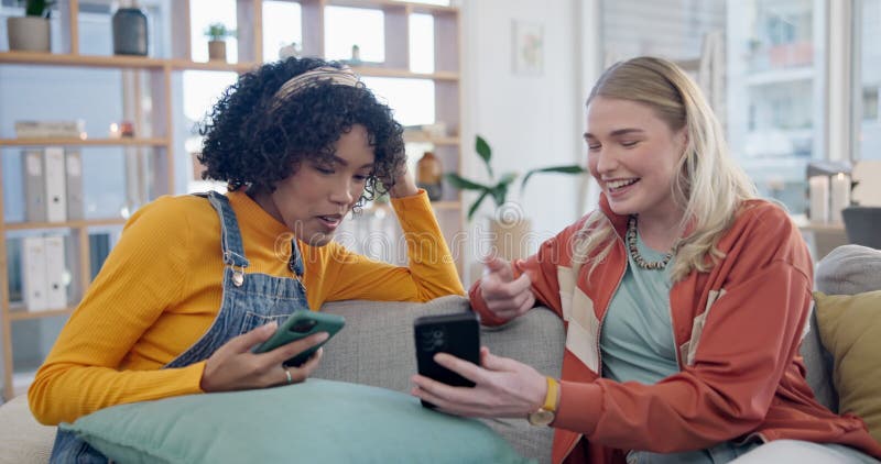 Amigos da mulher e telefone rindo na videochamada para memes de piadas  engraçadas ou comunicação em casa mulheres conversando no smartphone móvel  com risadas para conversa boba ou discussão no sofá da