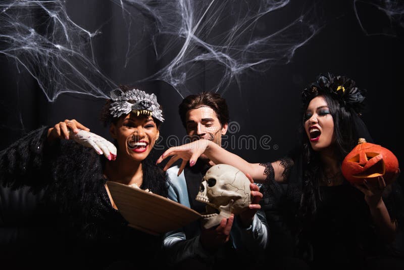 Homem Na Fantasia De Vampiro Rei Halloween Foto de Stock - Imagem de  arrepiante, caucasiano: 231325762