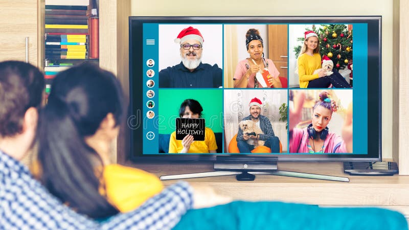 Amigos multiculturales celebrando navidades en línea divirtiéndose en videollamadas vinculando y expresando amistad y esperanza