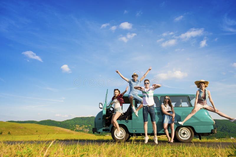 Amigos novos do moderno na viagem por estrada imagem de stock royalty free Amigos novos do moderno na viagem por estrada imagem de stock royalty free