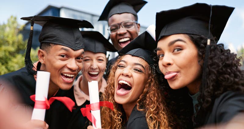 Amigos o estudiantes riéndose en selfie al graduarse para un retrato educativo o memoria divertida. Beca universitaria imagenes de archivo