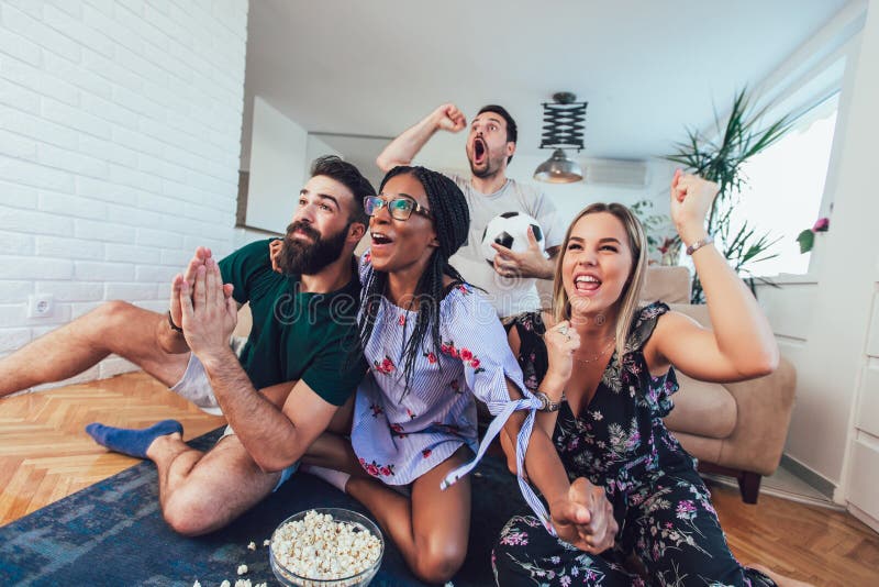 Conceitual assistir jogo de futebol no sofá na televisão com garrafas de  cerveja e tigela de pipoca em amigos apreciando jogo de futebol TV fotos,  imagens de © TheVisualsYouNeed #193389504